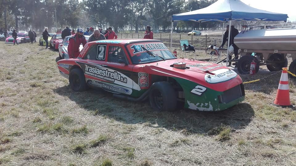Autos en el paddock del Circuito Martín Fierro