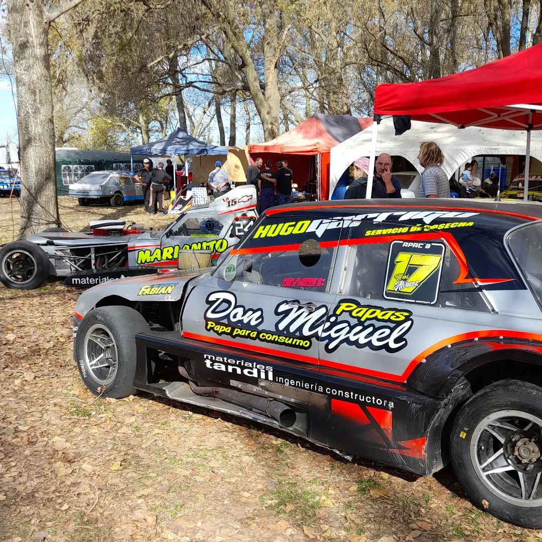 Múltiples autos en el paddock del Parque Juan Silva