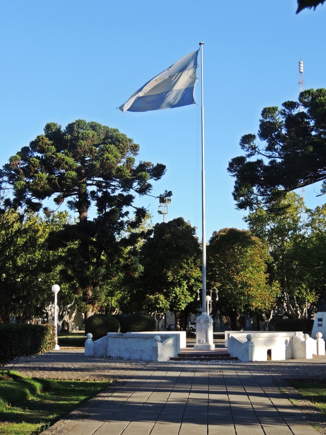 Plaza principal de Rauch con bandera argentina